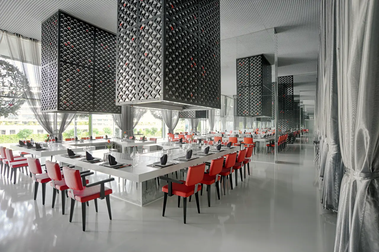 Adam & Eve — Restoran: asılı desenli kutular altında kırmızı sandalyeler