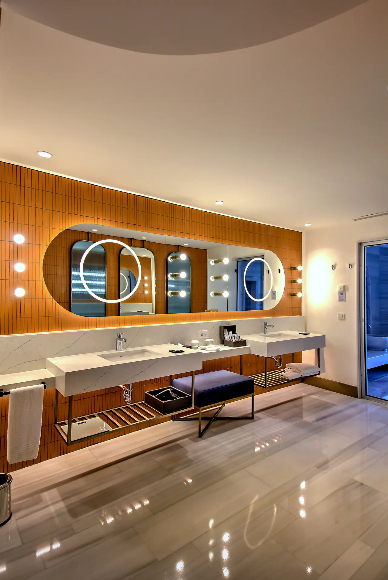 Barut Lara — Işıklı aynalı çift lavabolu banyo