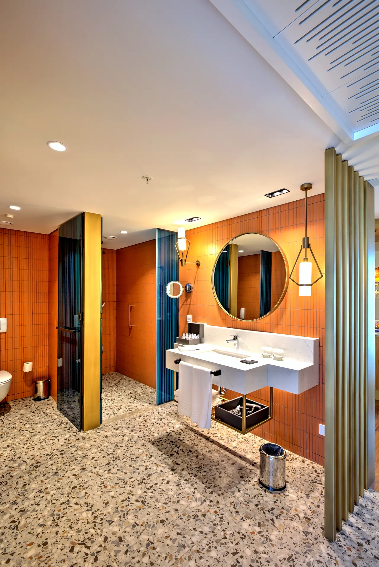 Barut Lara — Terrazzo zeminli banyo ve yuvarlak ayna