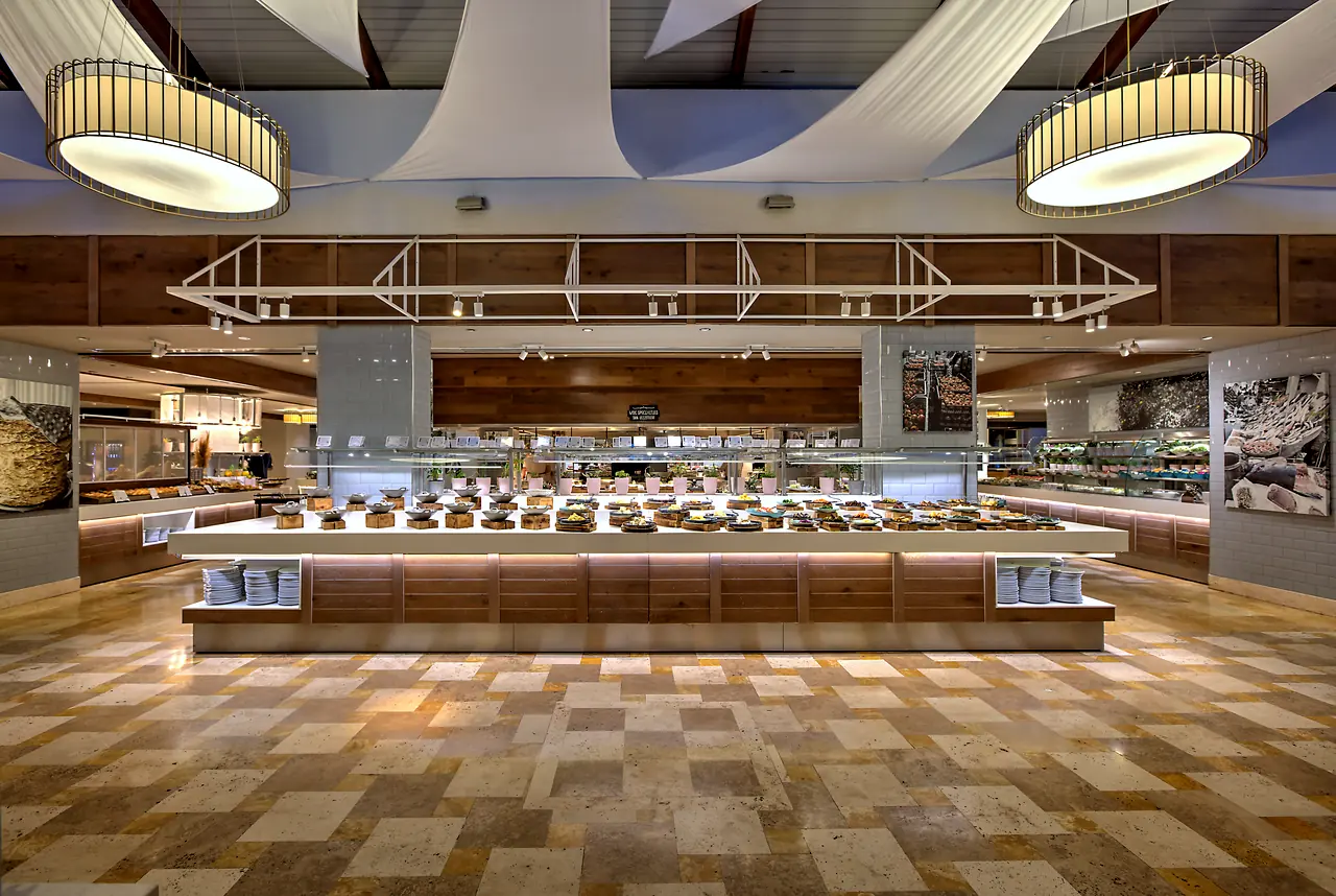 Barut Lara — Restoran: kavisli büfe bankoları ve damalı zemin