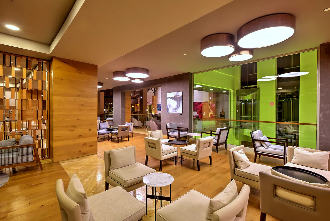 Barut Lara — Ahşap panelli lobi salonunda koltuk grupları