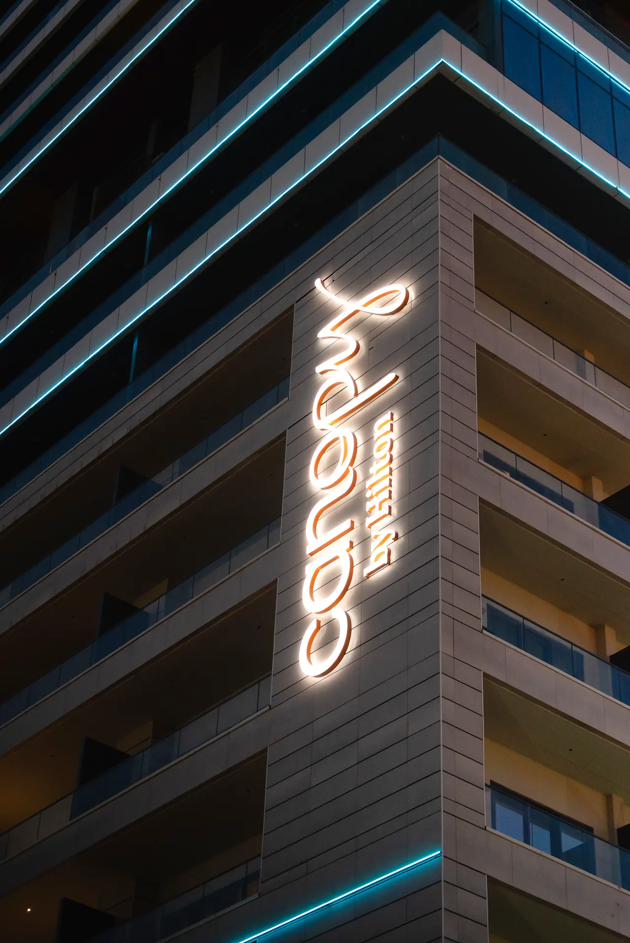 Canopy by Hilton — Gece aydınlatmalı Canopy tabelalı cephe