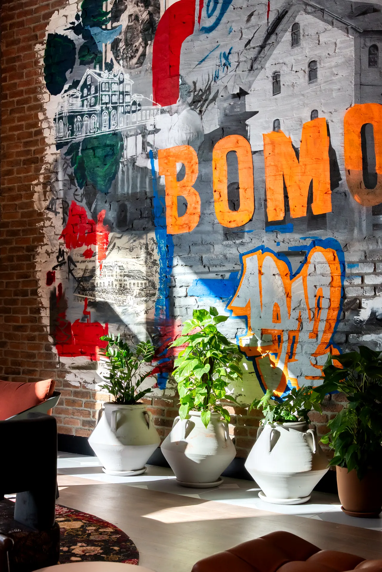 Canopy by Hilton — Grafiti duvar önünde saksılar