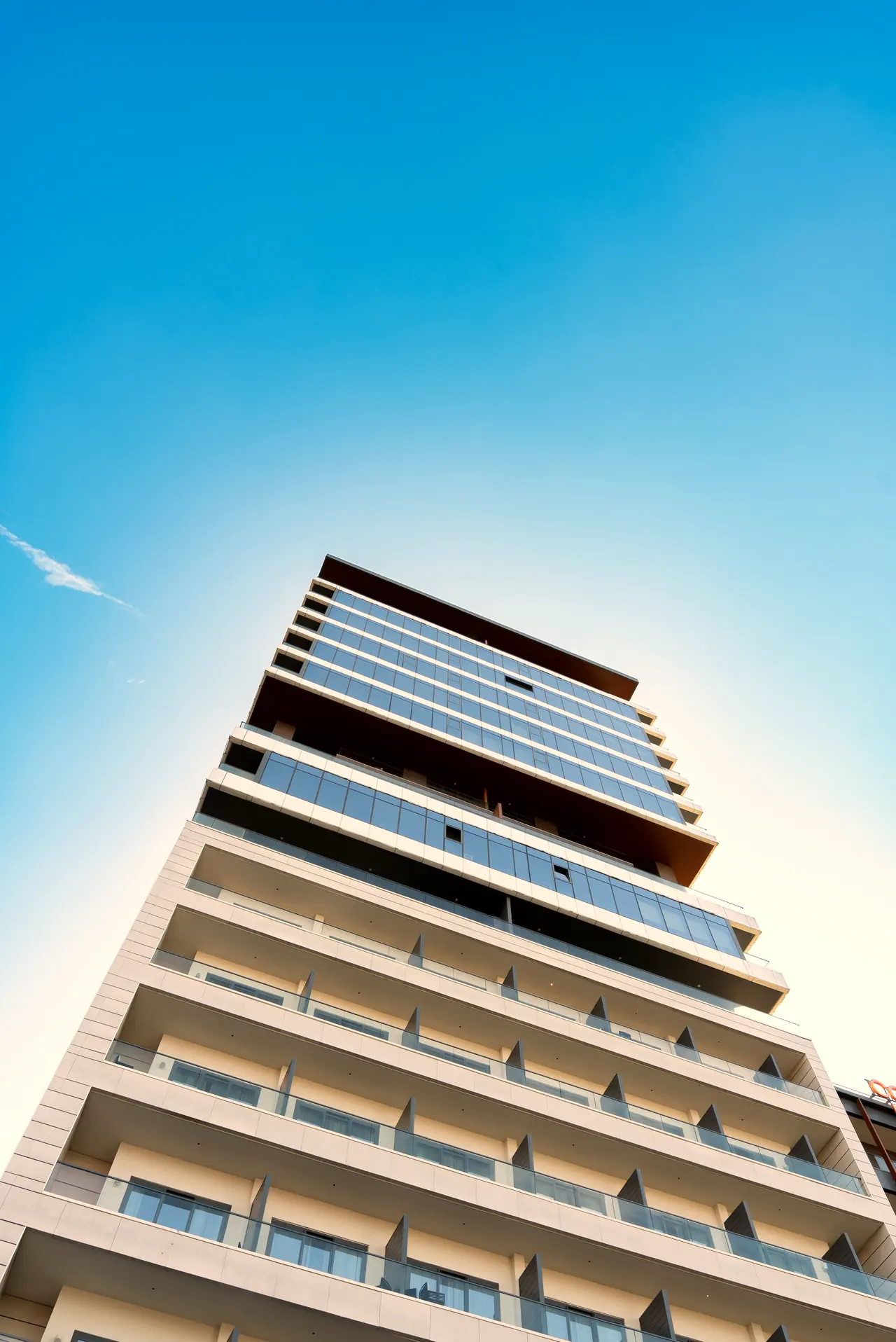 Canopy by Hilton — Aşağıdan otel kulesi ve balkonlar