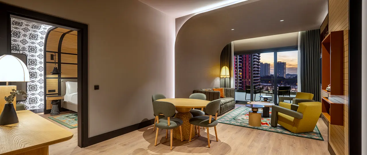 Canopy by Hilton — Süit oturma alanı ve yemek masası