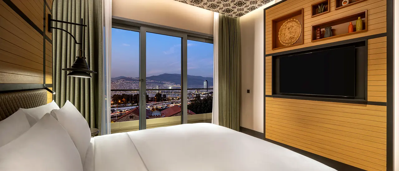 Canopy by Hilton — Yatak ve şehir manzaralı pencere