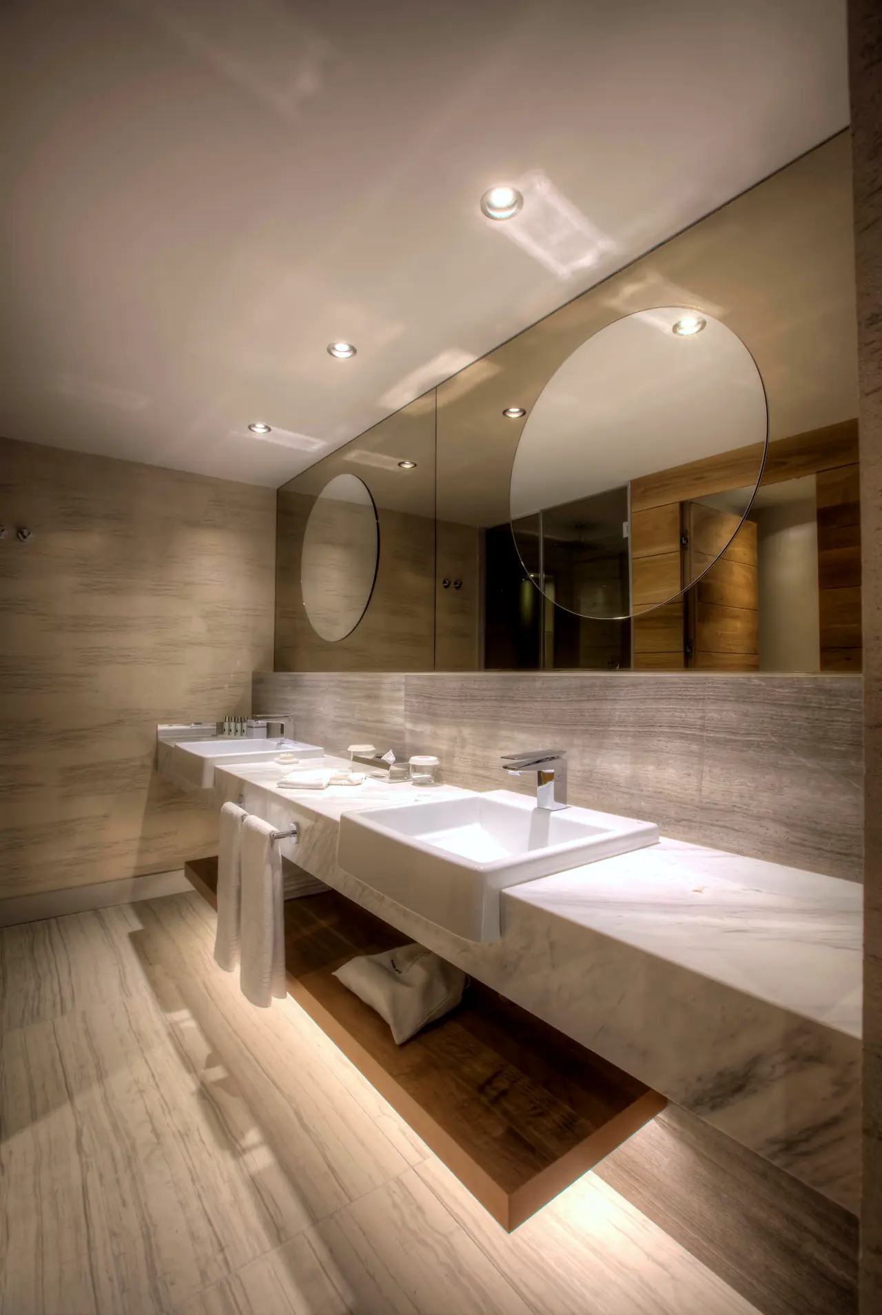 Cennet & Acanthus Barut — Lavabo tezgâhı ve oval ayna