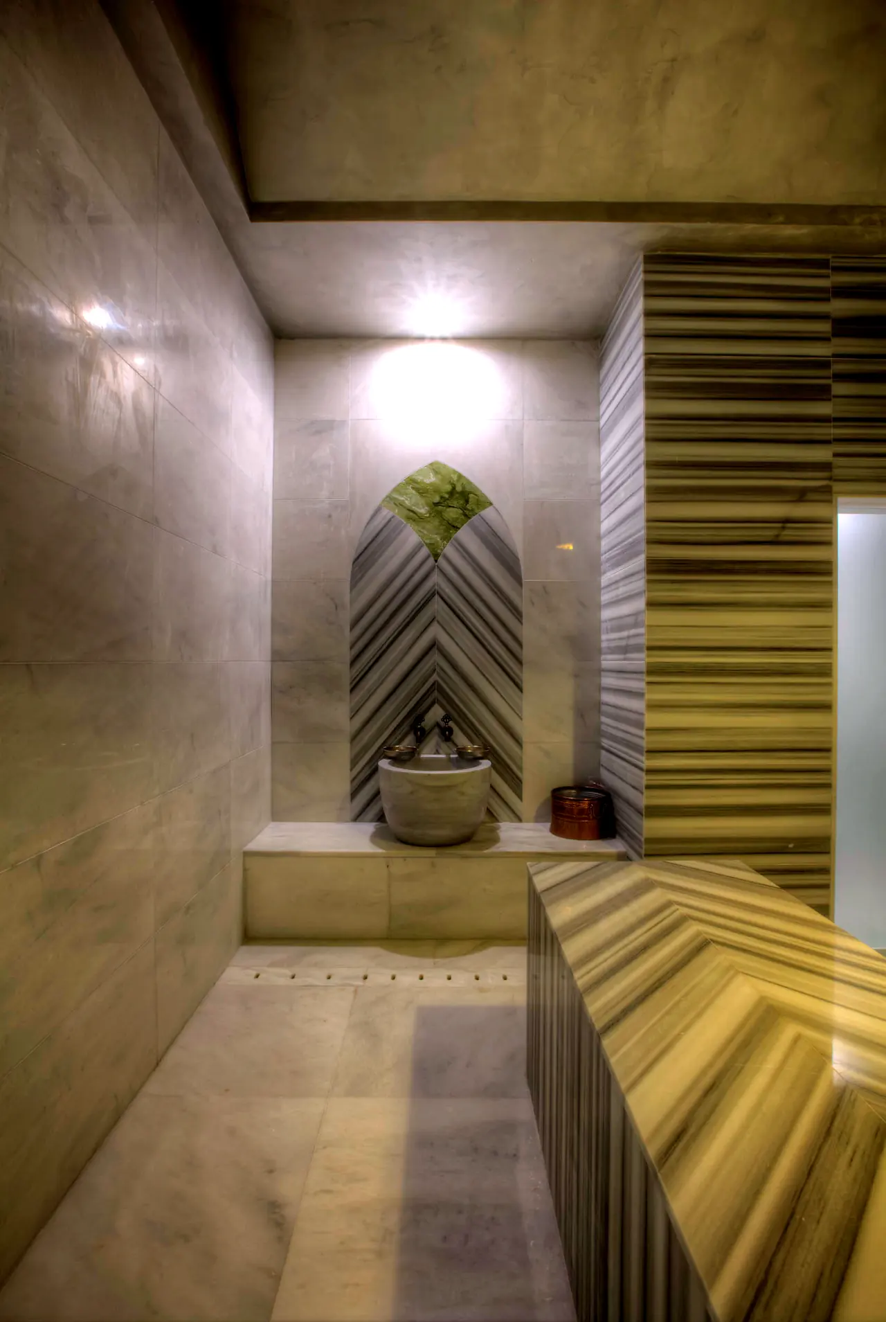 Cennet & Acanthus Barut — Hamam girişi ve çizgili taş kaplama