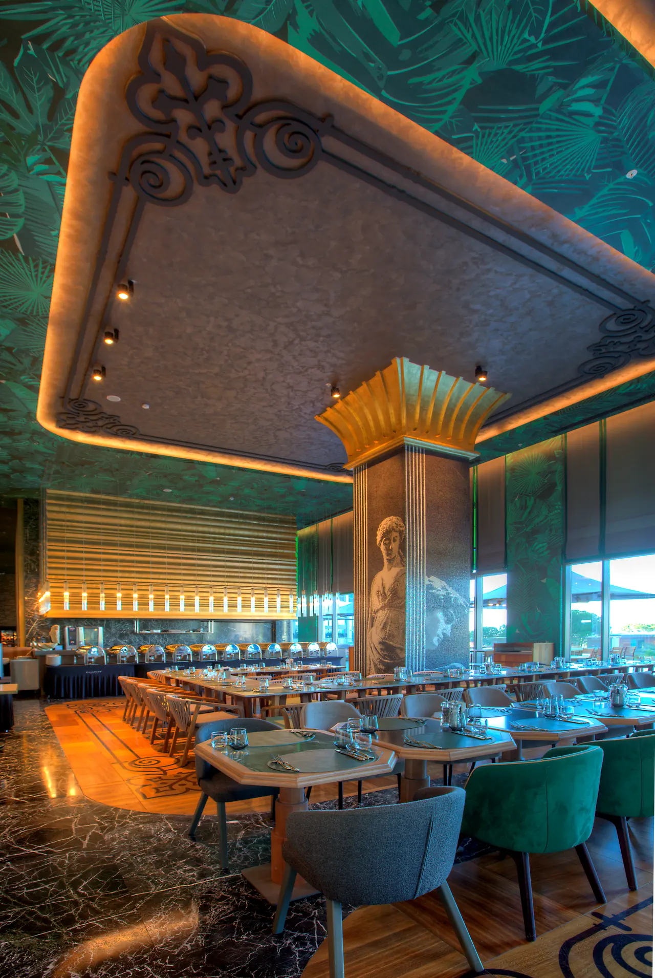 Cullinan — Yeşil tonlu restoran ve dekoratif tavan