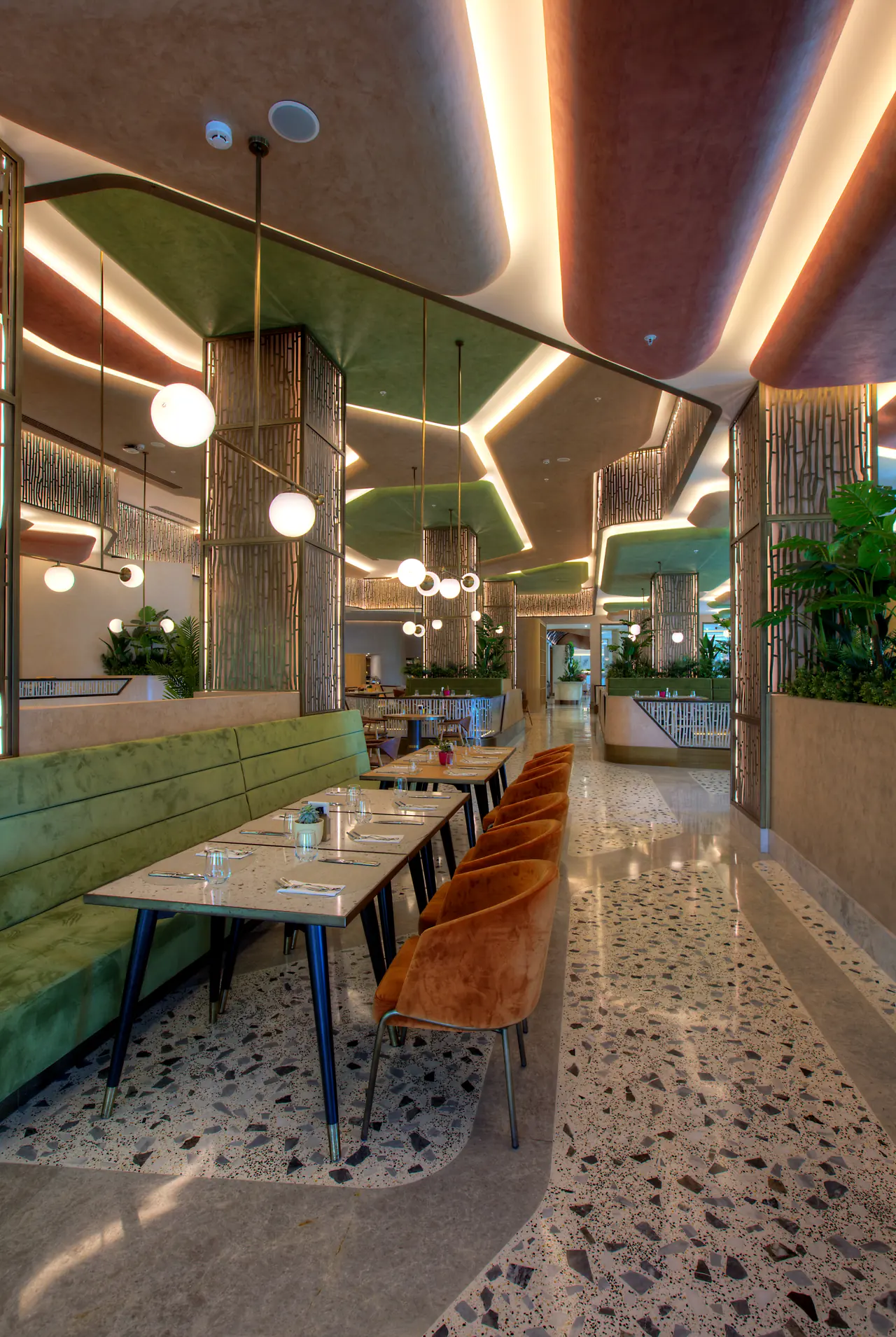 Cullinan — Terrazzo zeminli restoran ve kadife sandalyeler