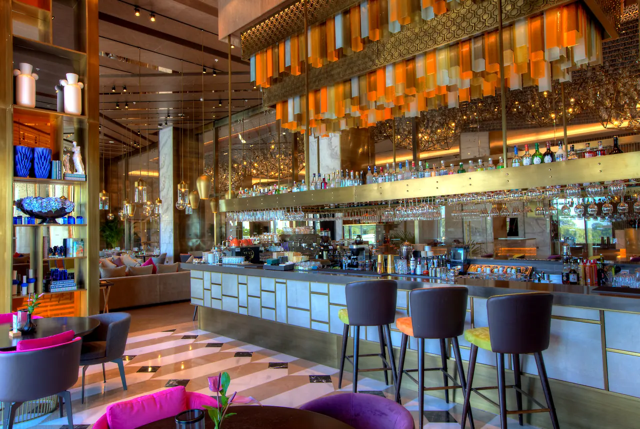 Cullinan — Bar: aydınlatmalı raflar ve yüksek tabureler