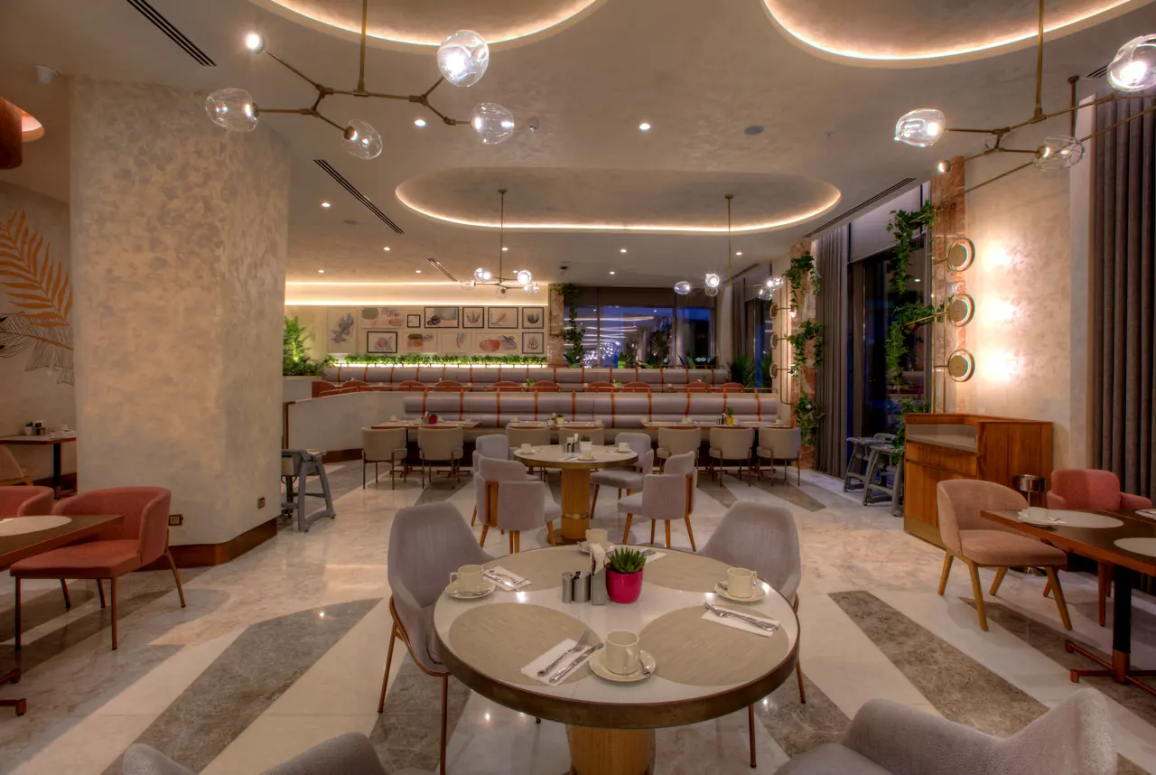 Cullinan — Kafe: yuvarlak masalar ve dallı avizeler