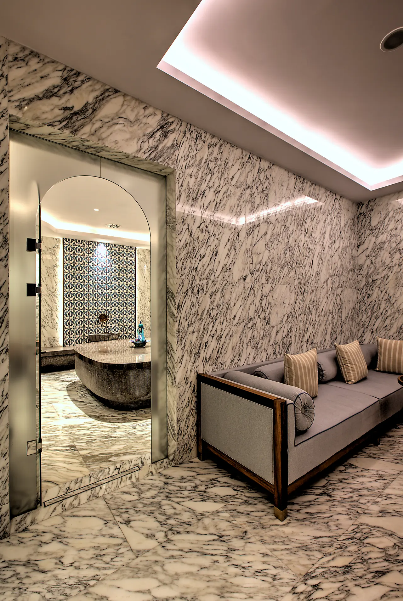 Four Seasons Hotels & Resorts — Spa girişi: mermer duvarlar ve bekleme kanepesi