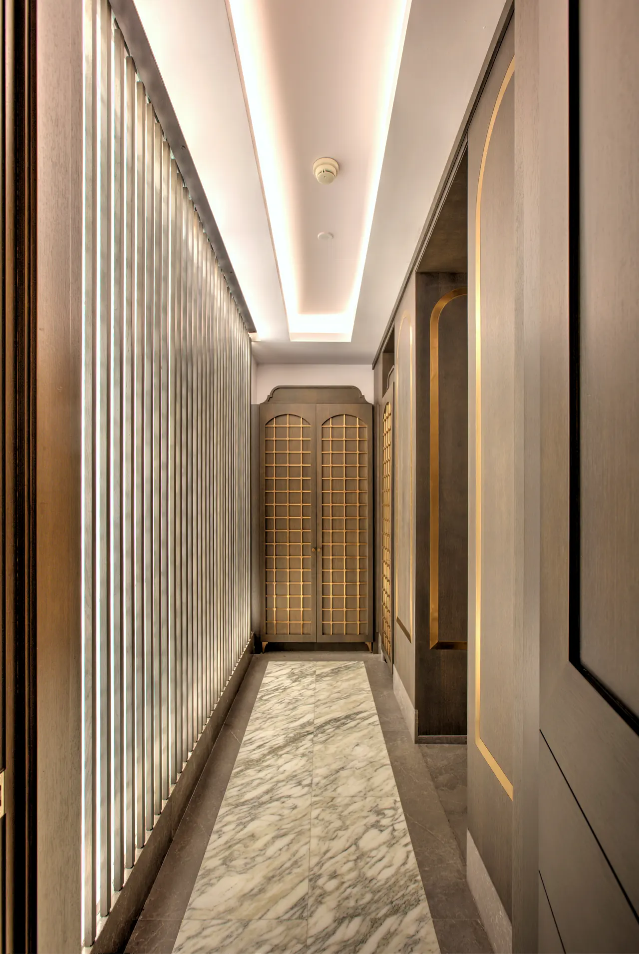 Four Seasons Hotels & Resorts — Aydınlatmalı panellerle spa koridoru