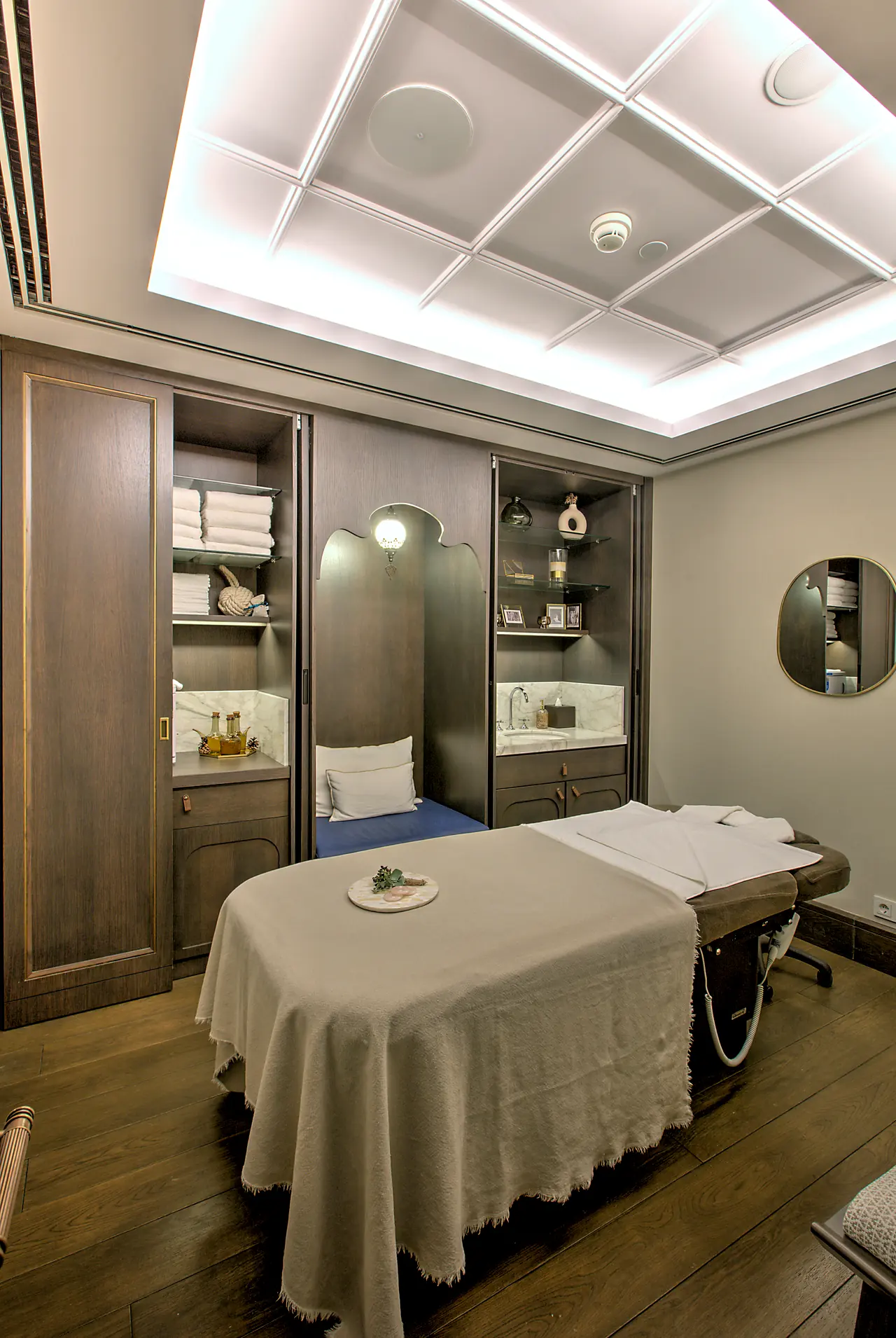 Four Seasons Hotels & Resorts — Masaj odası ve ahşap dolaplar