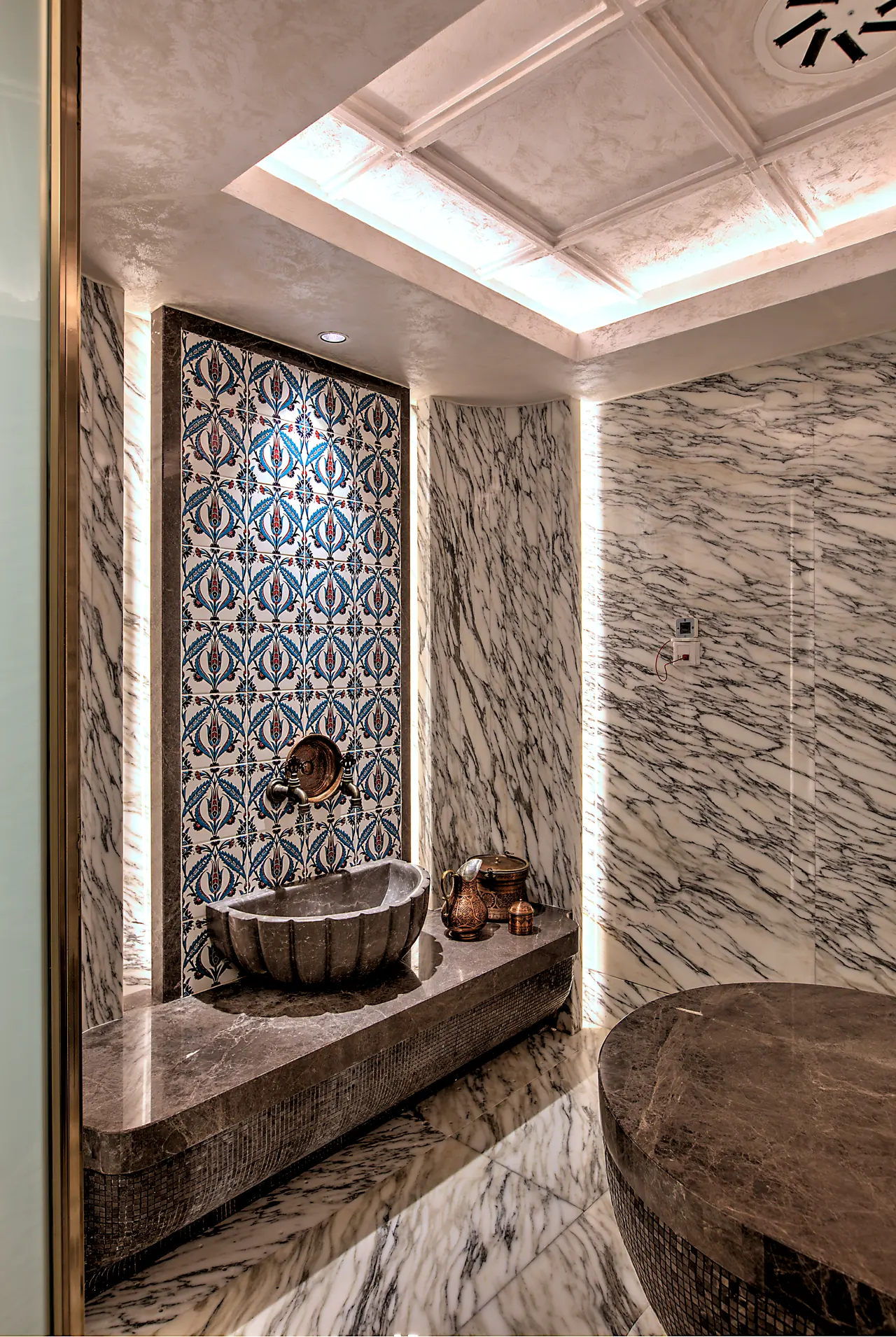 Four Seasons Hotels & Resorts — Mermer niş içinde kurna ve çini pano
