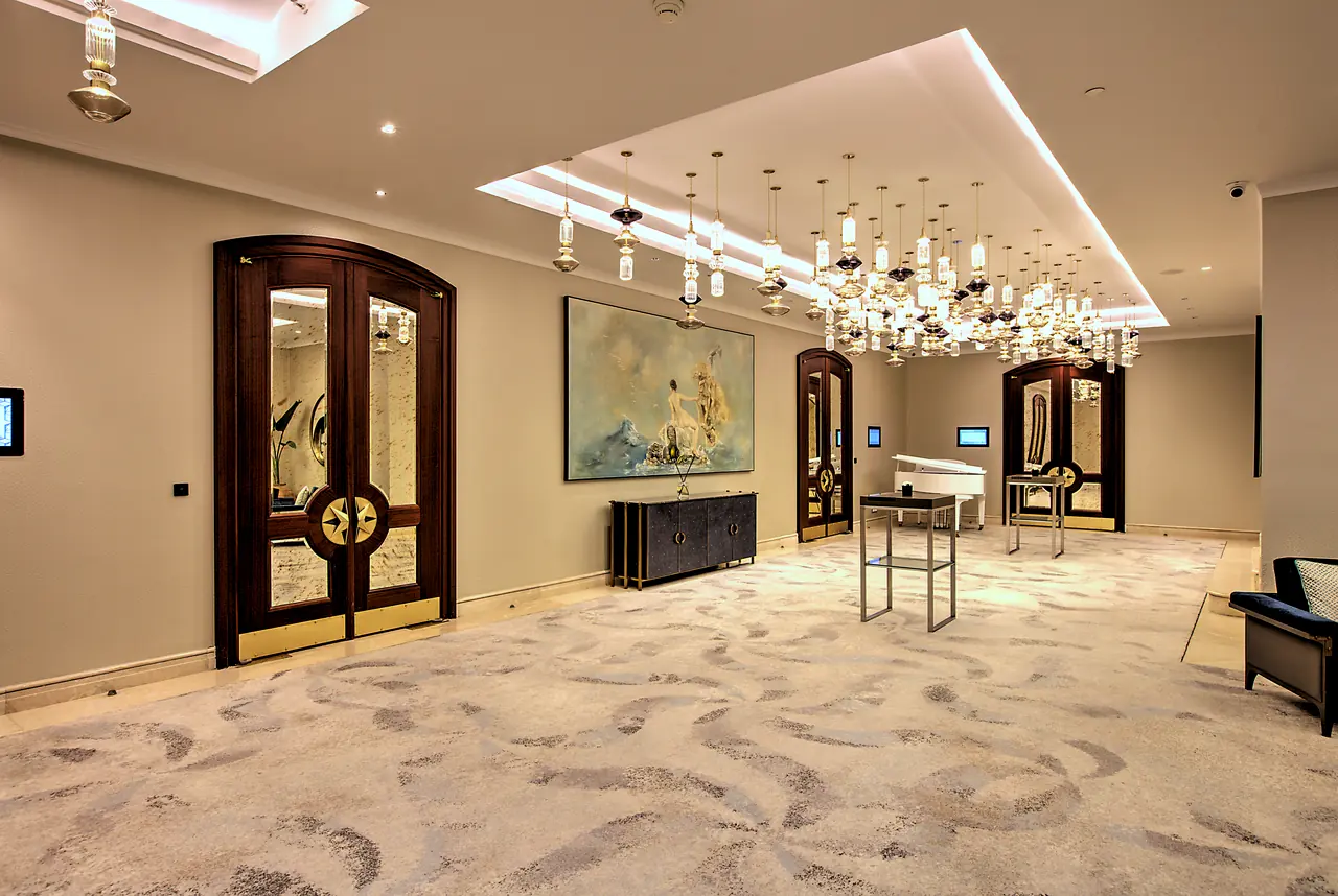 Four Seasons Hotels & Resorts — Balo salonu: kristal avizeler ve ahşap kapılar