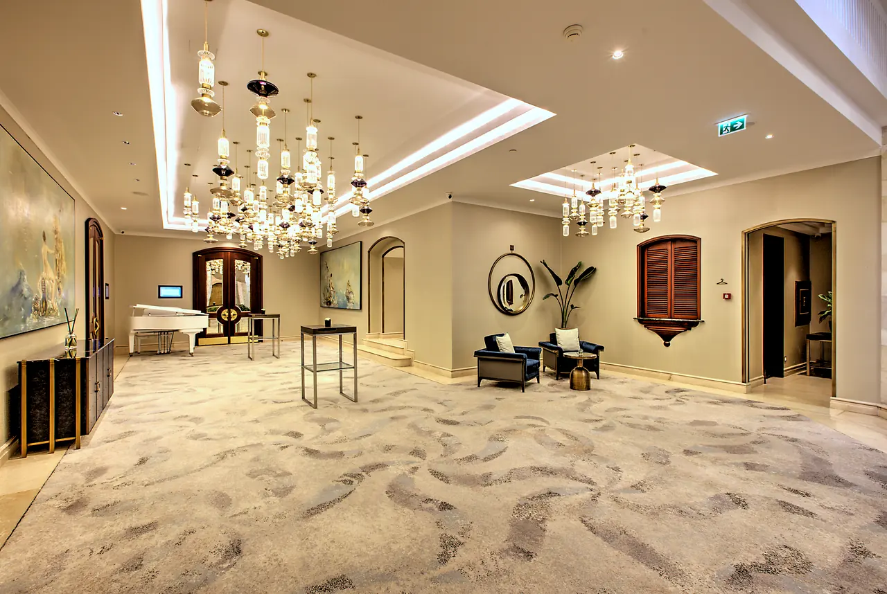 Four Seasons Hotels & Resorts — Balo salonunda avizeler, desenli halı ve oturma grubu