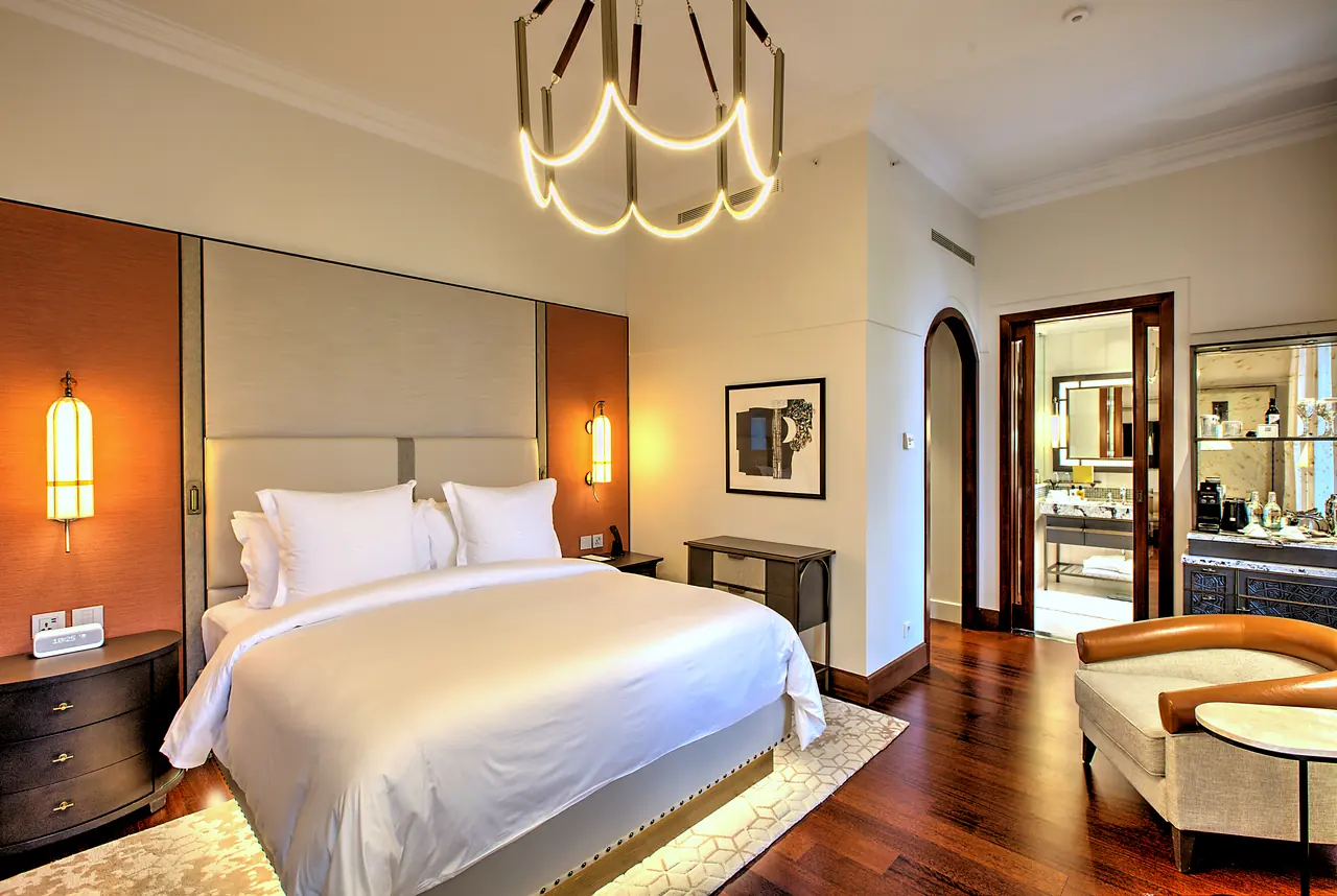 Four Seasons Hotels & Resorts — Misafir odası: aydınlatmalı yatak başı ve şezlong