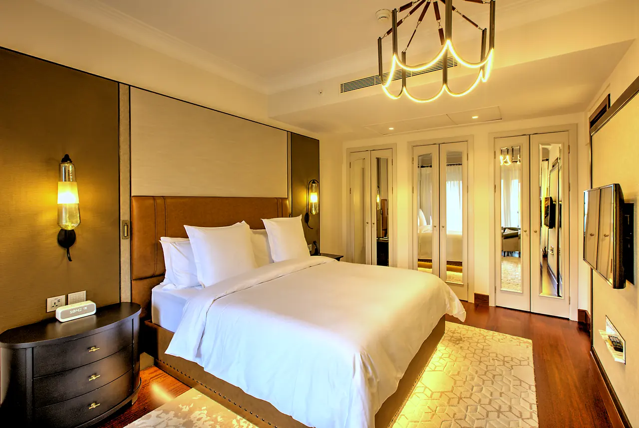 Four Seasons Hotels & Resorts — Yatak odası ve aynalı gardırop kapakları