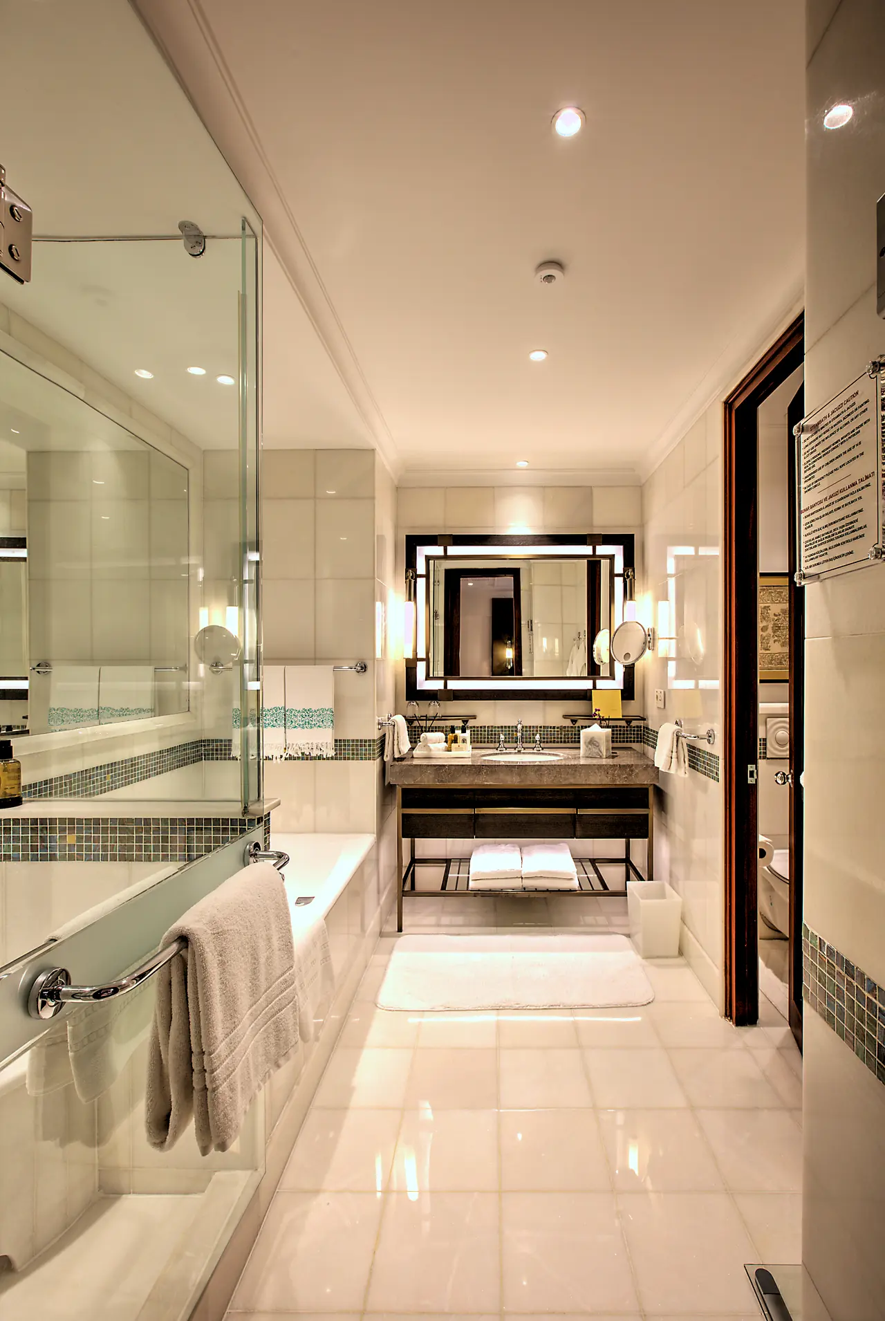Four Seasons Hotels & Resorts — Küvetli mermer banyo