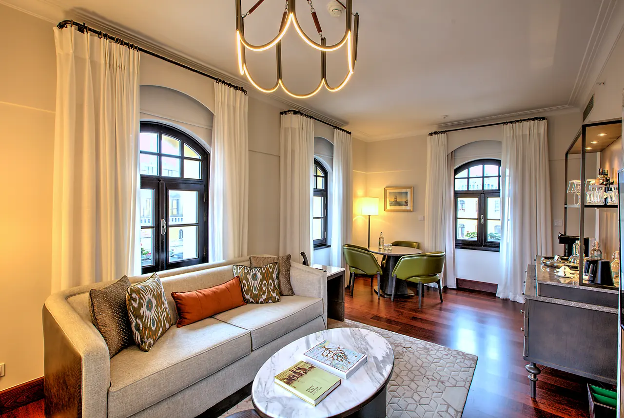 Four Seasons Hotels & Resorts — Kemerli pencereli süitte kanepe ve oturma alanı