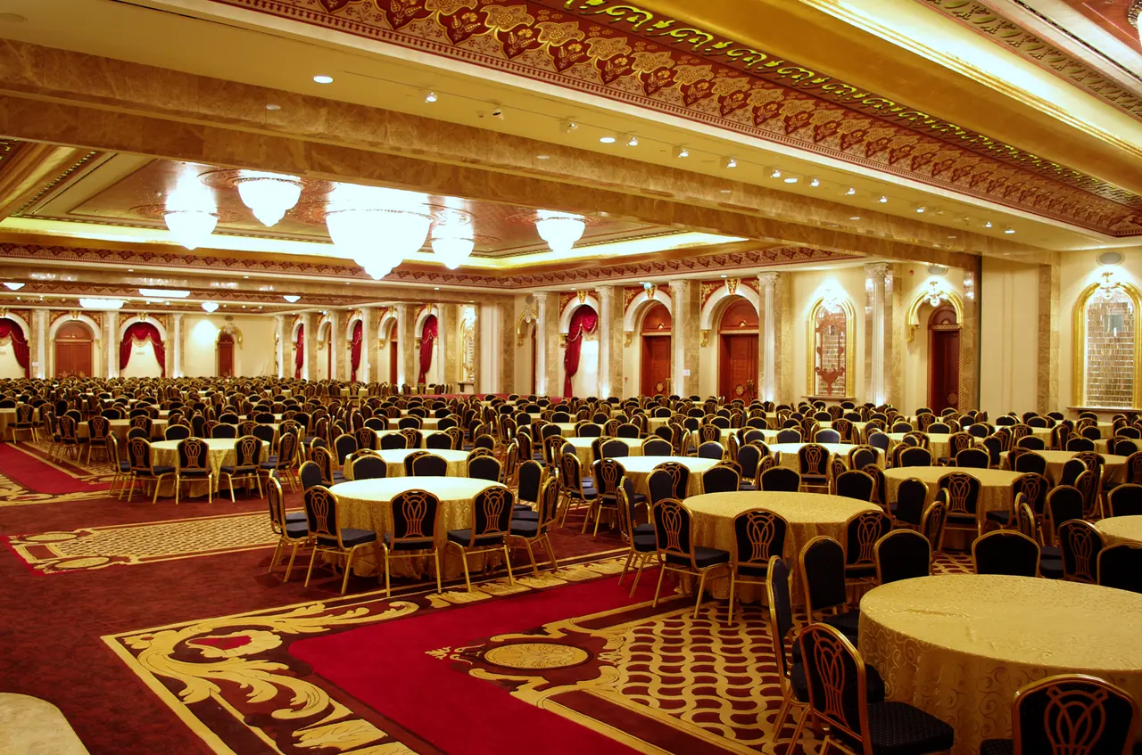 Mardan Palace — Balo salonu: kırmızı halı, yuvarlak masalar, avizeler