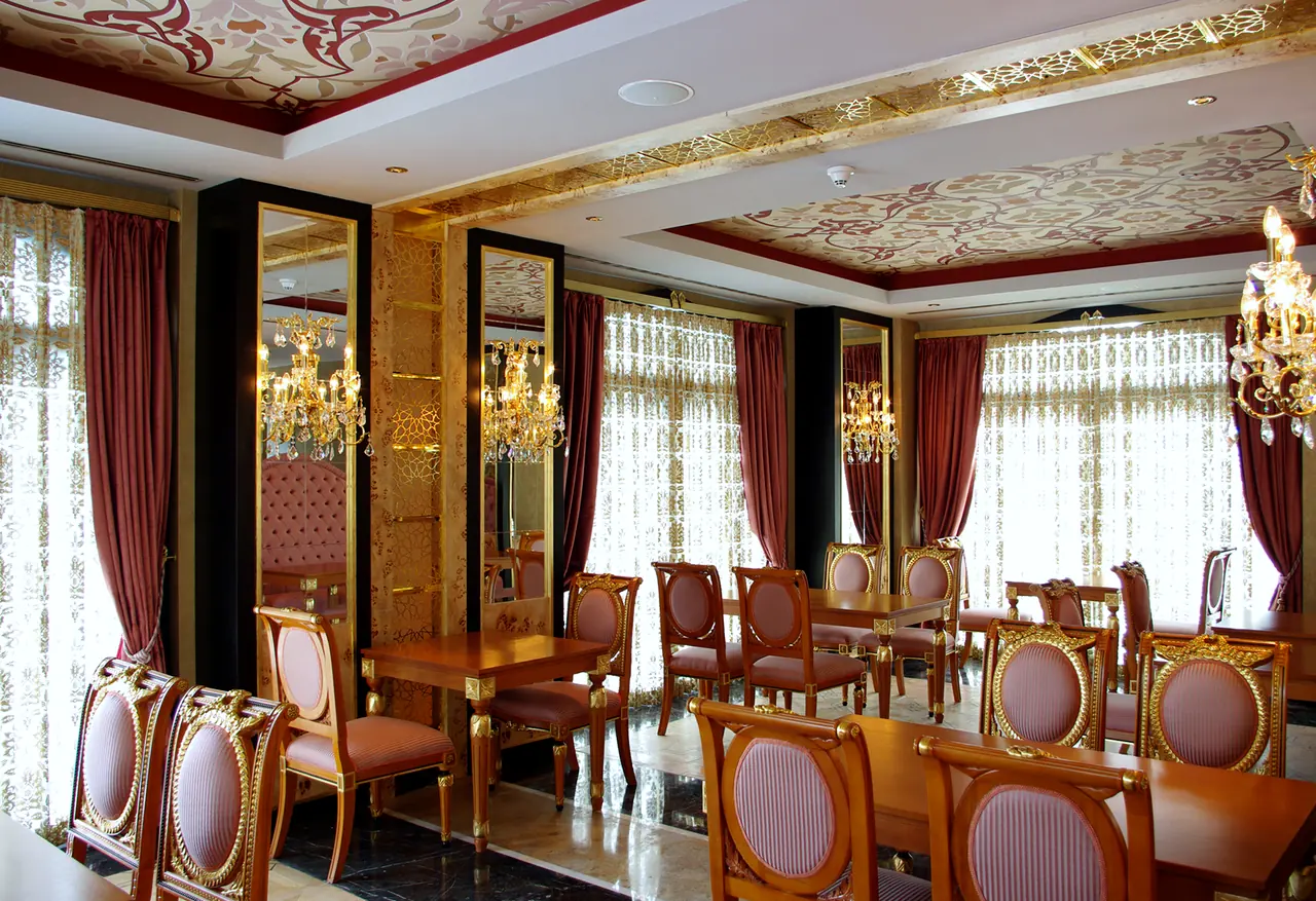 Mardan Palace — Yemek salonu: perdeli pencereler, işlemeli tavan