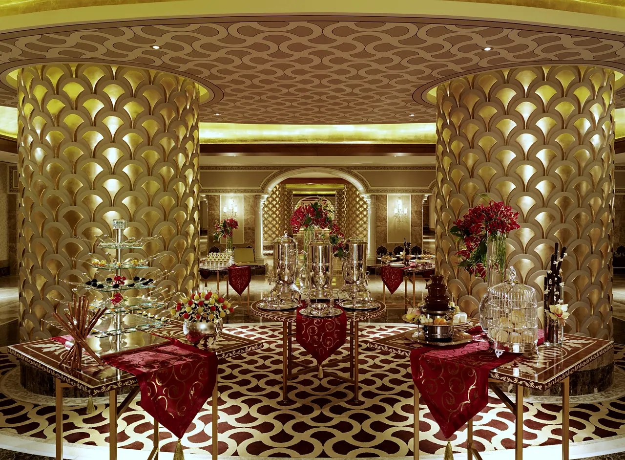 Mardan Palace — Salon: altın pullu kolonlar ve kurulu masalar