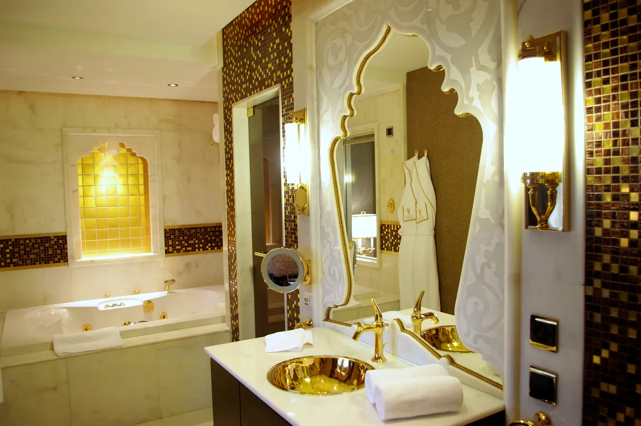 Mardan Palace — Banyo: jakuzi, altın lavabo ve kemerli nişler