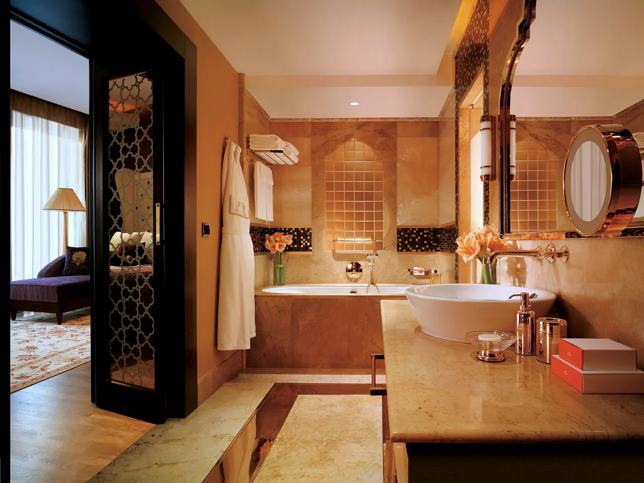 Mardan Palace — Banyo: küvet, lavabo ve yatak odasına açılan kapı
