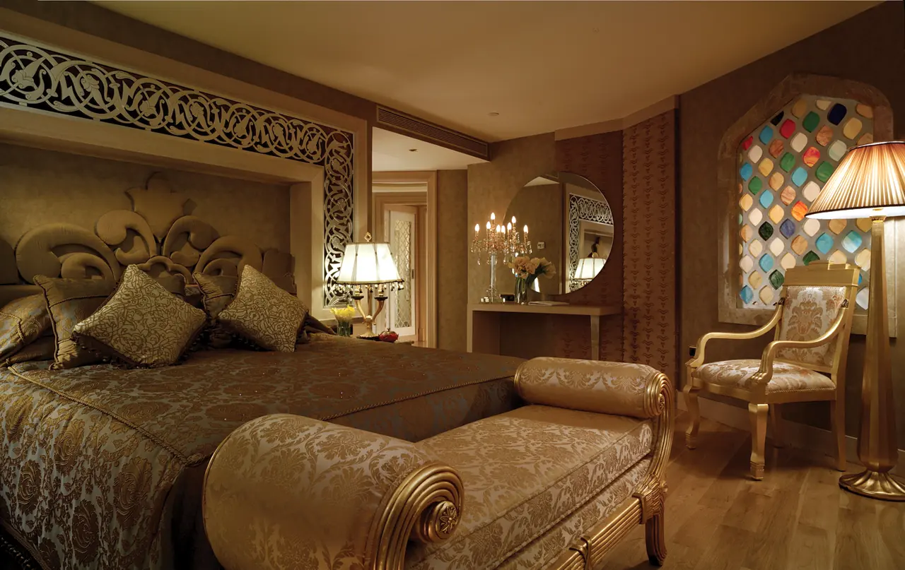 Mardan Palace — Yatak odası: oyma yatak başı ve renkli cam pencere