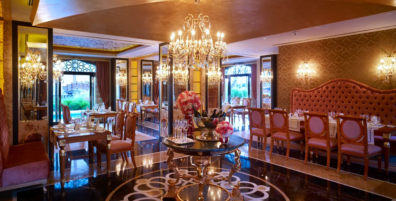 Mardan Palace — Restoran: kristal avizeler, kapitoneli banket, desenli zemin