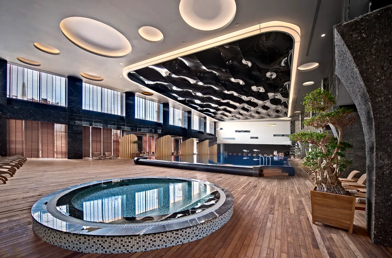 Maxx Royal Belek — Kapalı havuz salonu: yuvarlak jakuzi ve dalgalı tavan