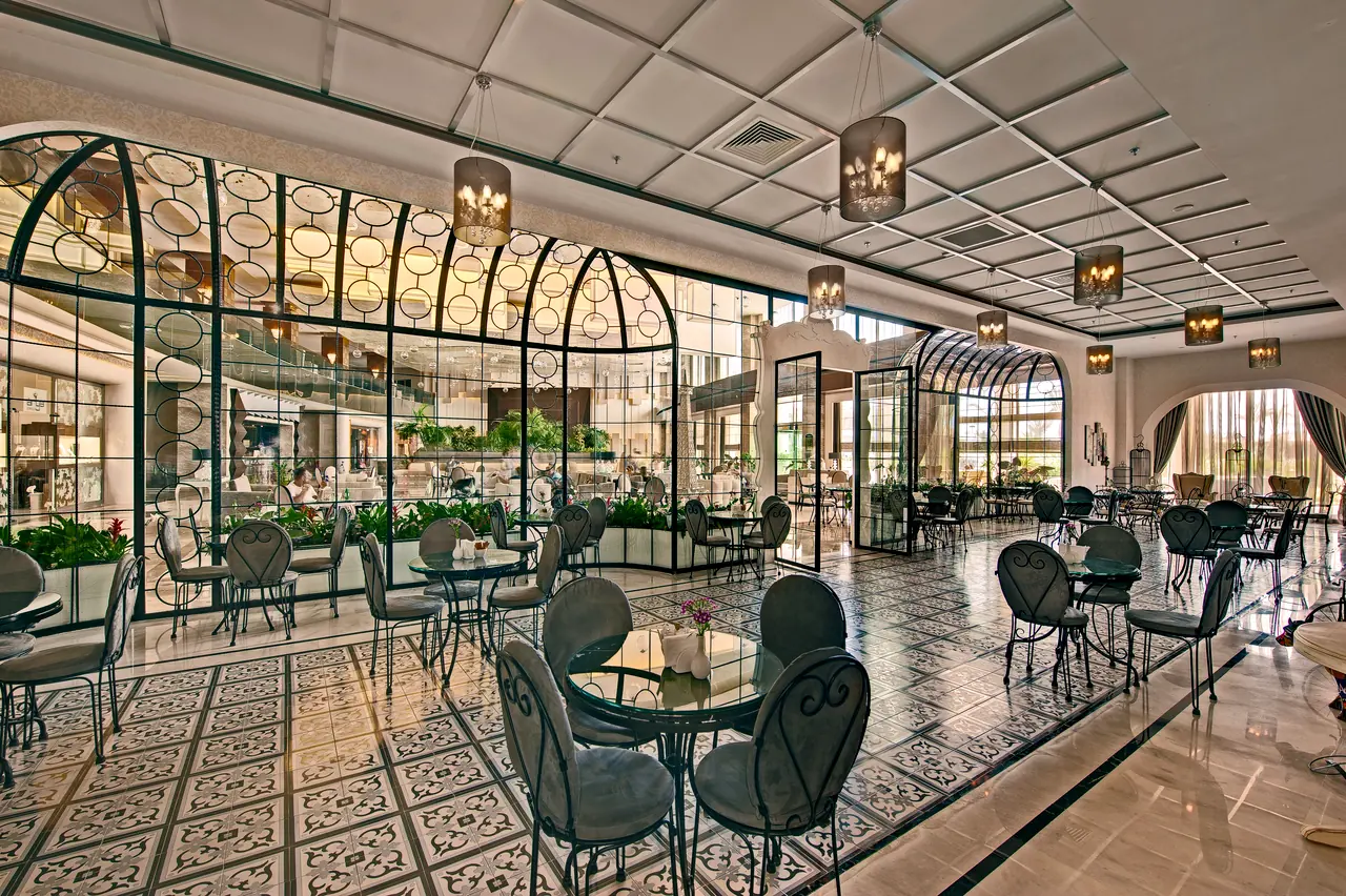 Maxx Royal Belek — Kafe: kuş kafesi biçimli metal bölmeler, desenli zemin
