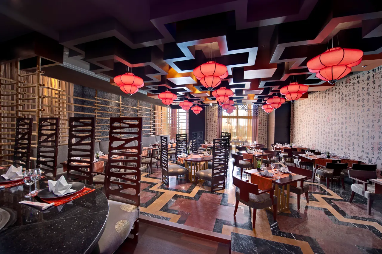 Maxx Royal Belek — Restoran: kırmızı fenerler ve geometrik tavan