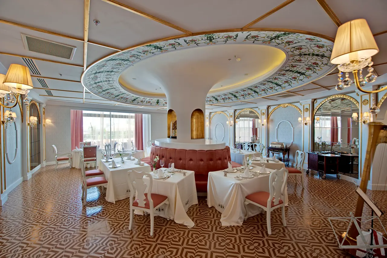 Maxx Royal Belek — Restoran: kubbeli tavan ve beyaz örtülü masalar