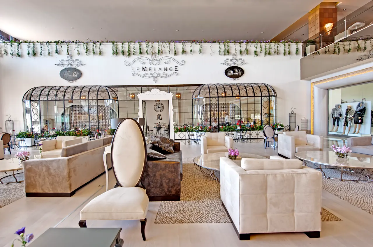 Maxx Royal Belek — Salon: kafes biçimli bölmeler, beyaz koltuklar