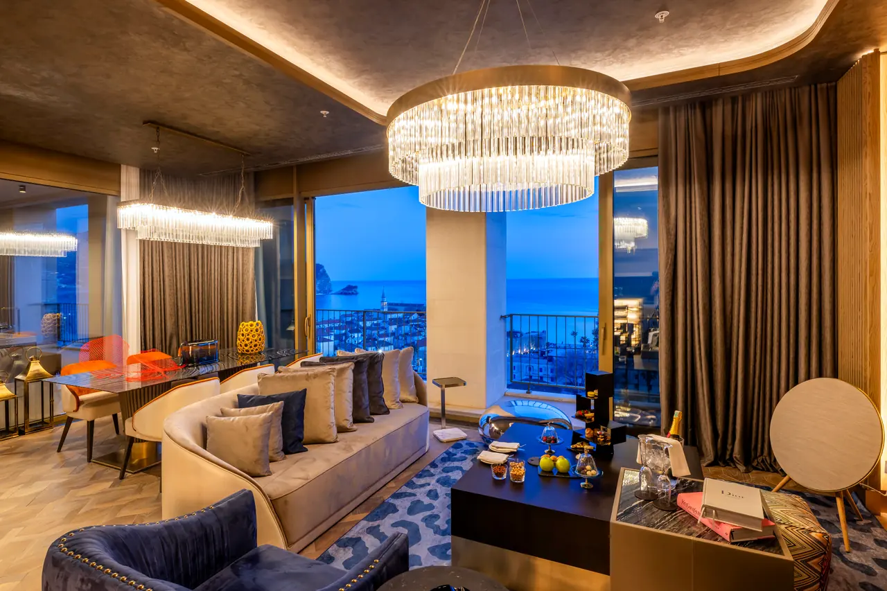 Merit Starlit Hotel Residence — Akşam: kıvrımlı kanepe ve kristal avize