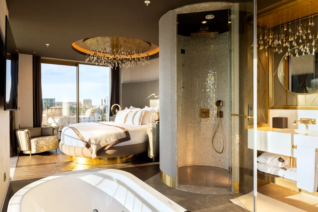 Merit Starlit Hotel Residence — Yuvarlak yatak, mozaik duş ve jakuzi