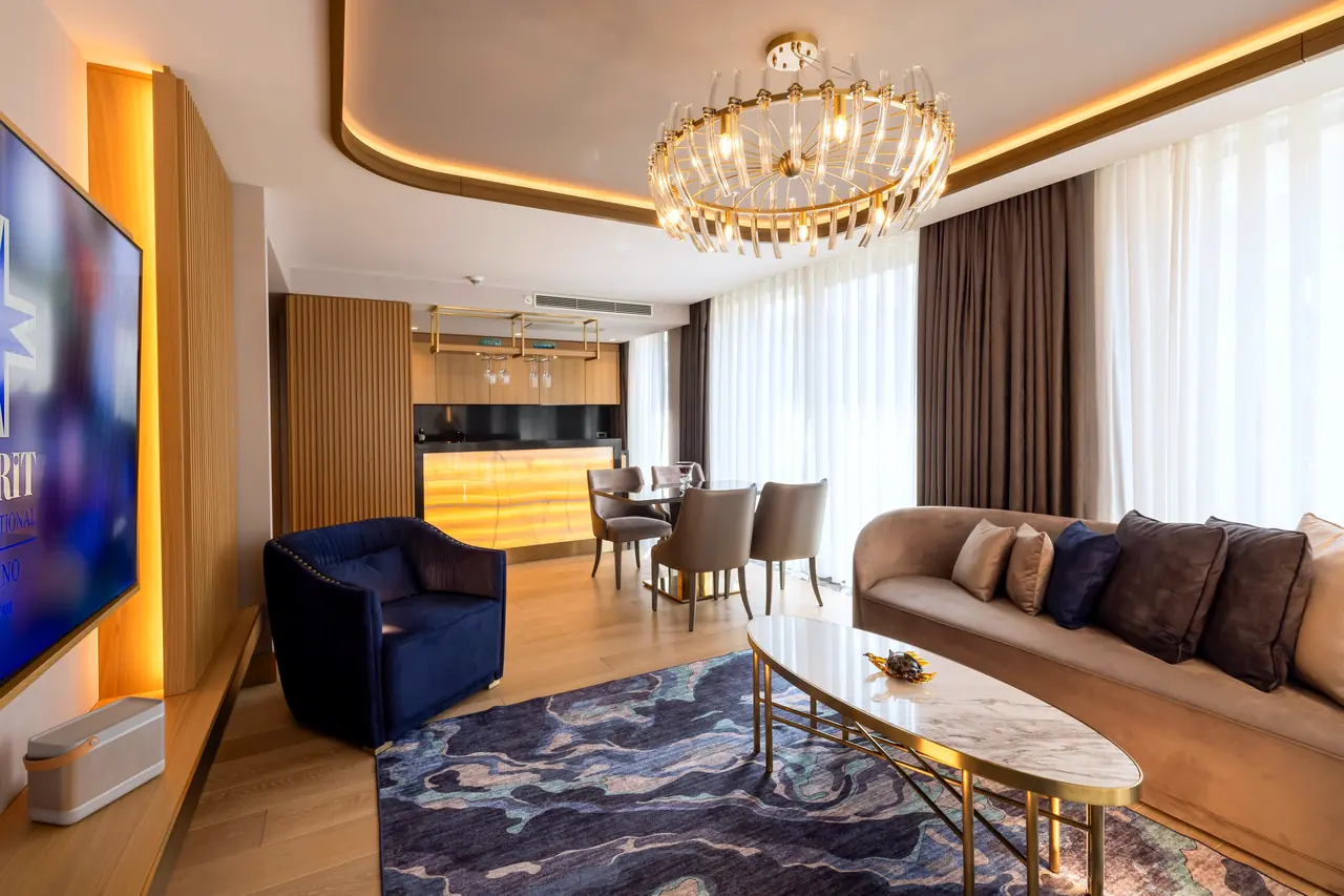 Merit Starlit Hotel Residence — Salon: kadife koltuk, kanepe ve avize