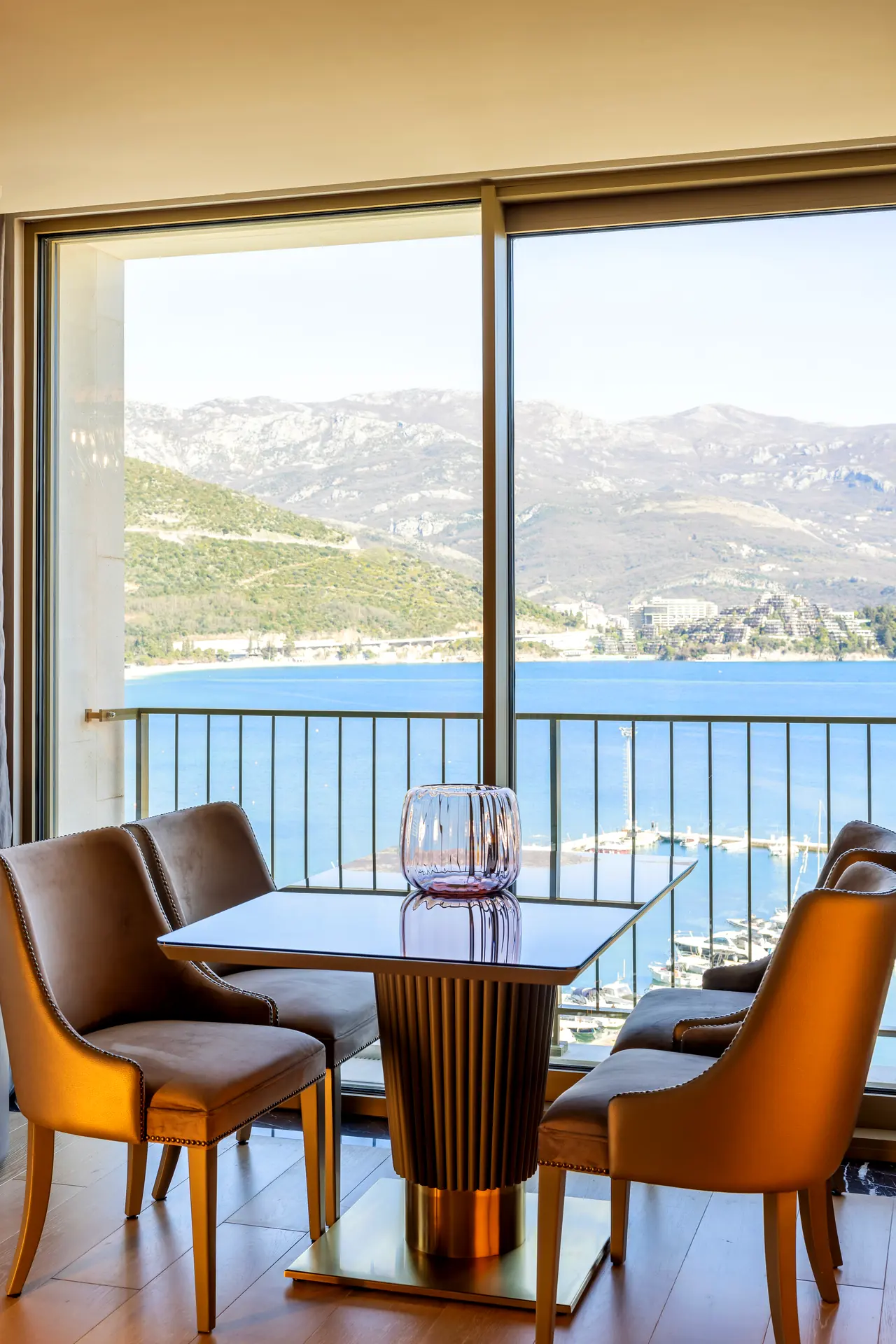 Merit Starlit Hotel Residence — Koy manzaralı pencere önünde yemek masası