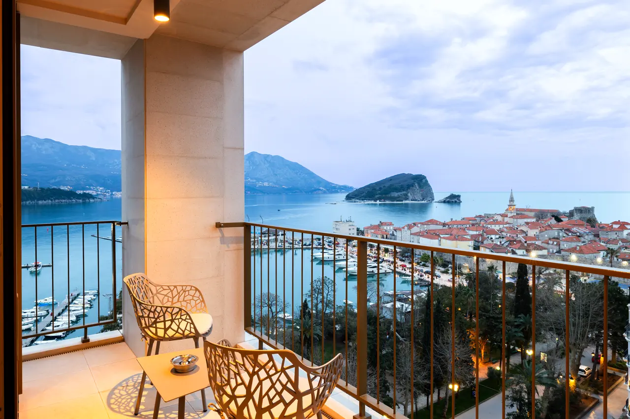 Merit Starlit Hotel Residence — Budva ve ada manzaralı balkon