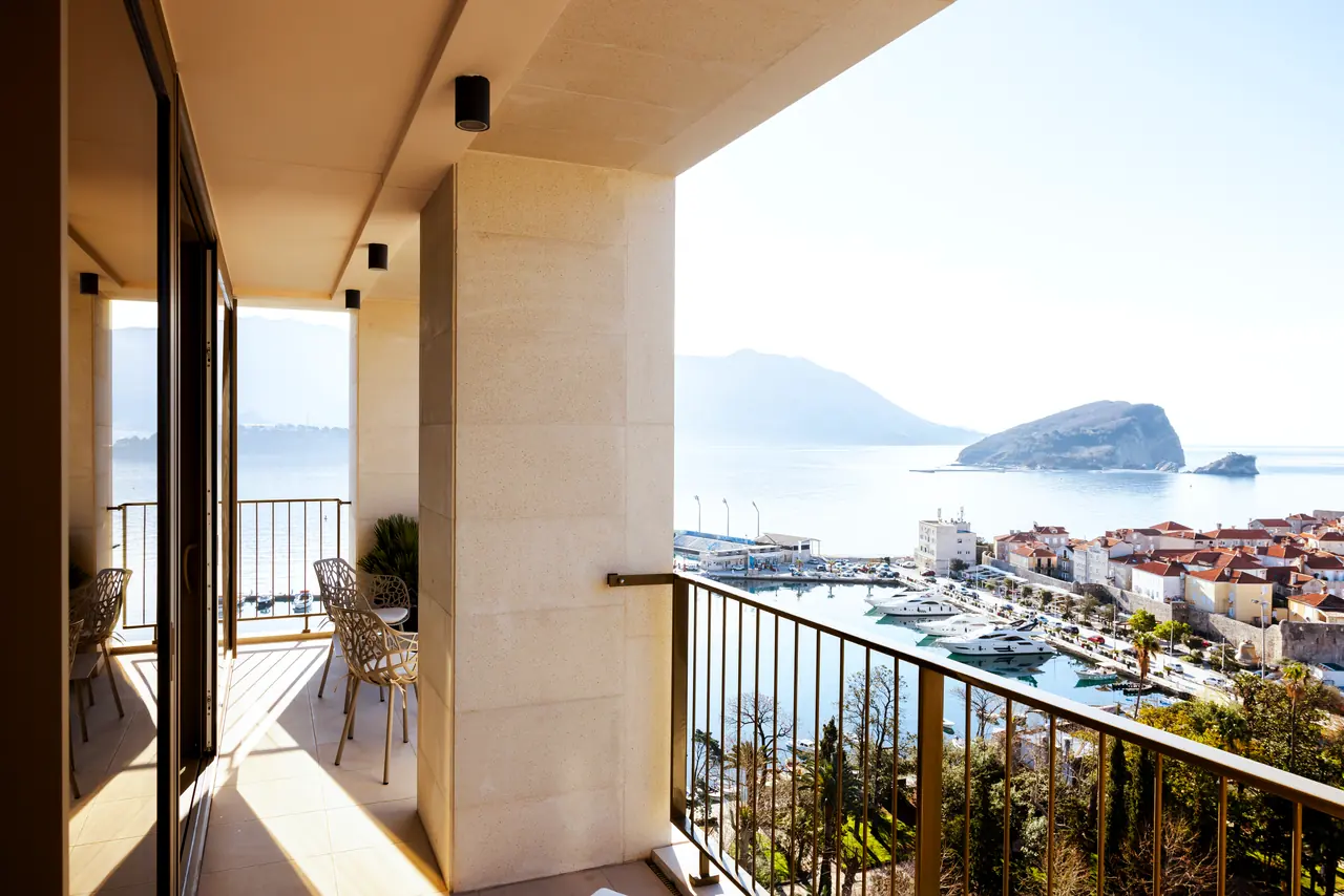 Merit Starlit Hotel Residence — Balkon ve eski şehir manzarası
