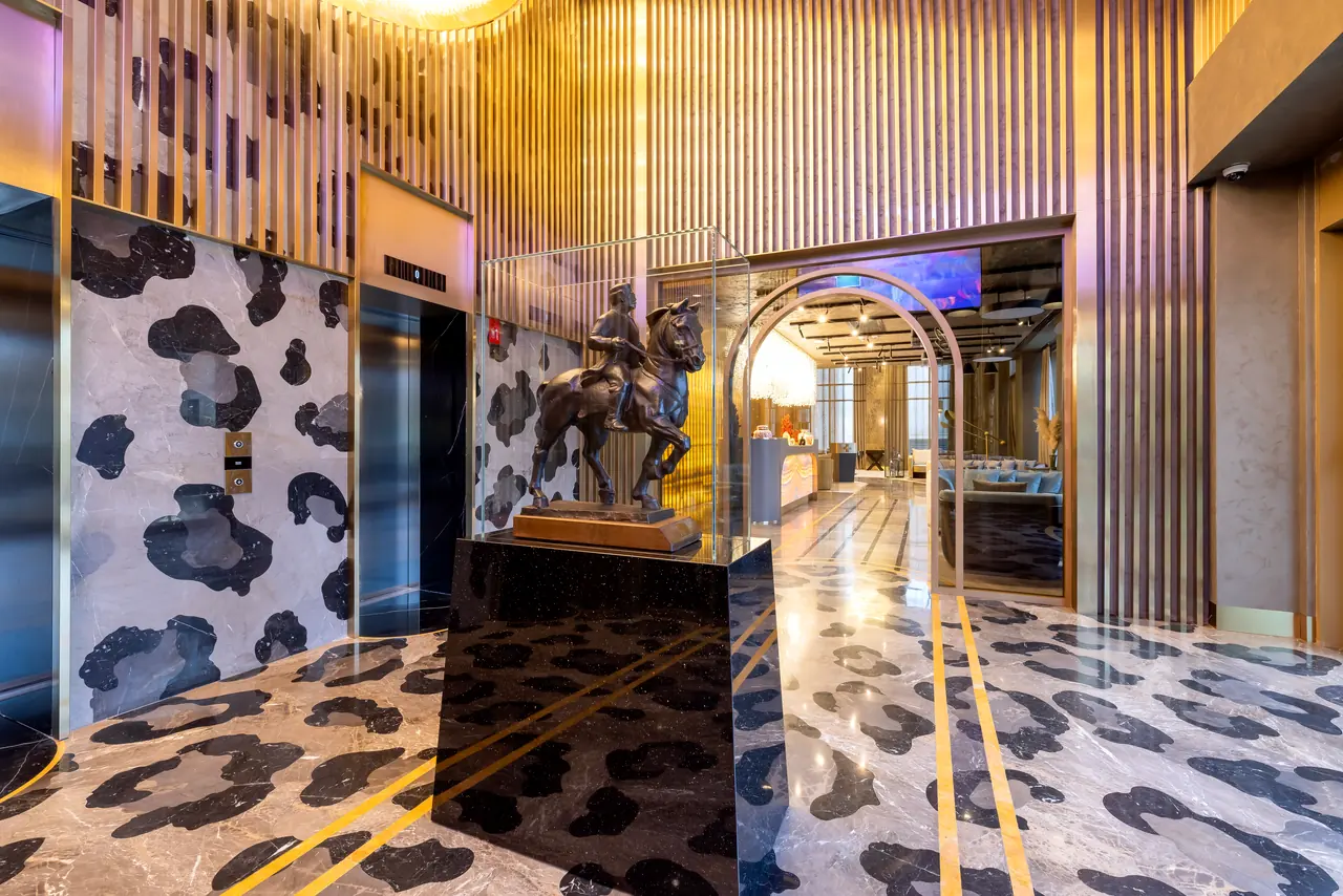 Merit Starlit Hotel Residence — Asansör holü: hayvan desenli mermer ve heykel