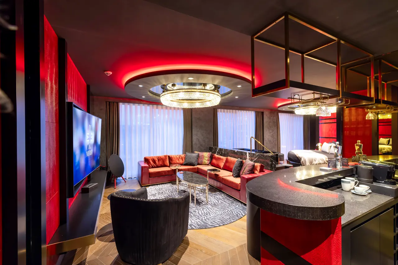 Merit Starlit Hotel Residence — Kırmızı aydınlatmalı süit salonu ve mutfak