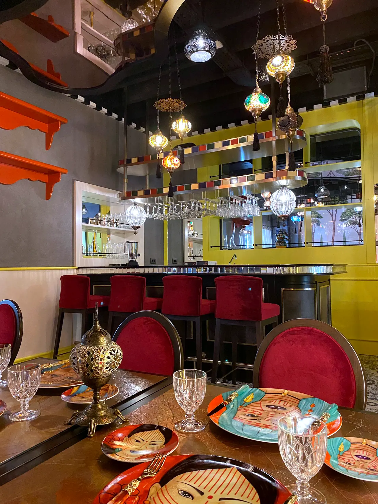 Merit Zaytoun — Bar önünde kırmızı kadife tabureler