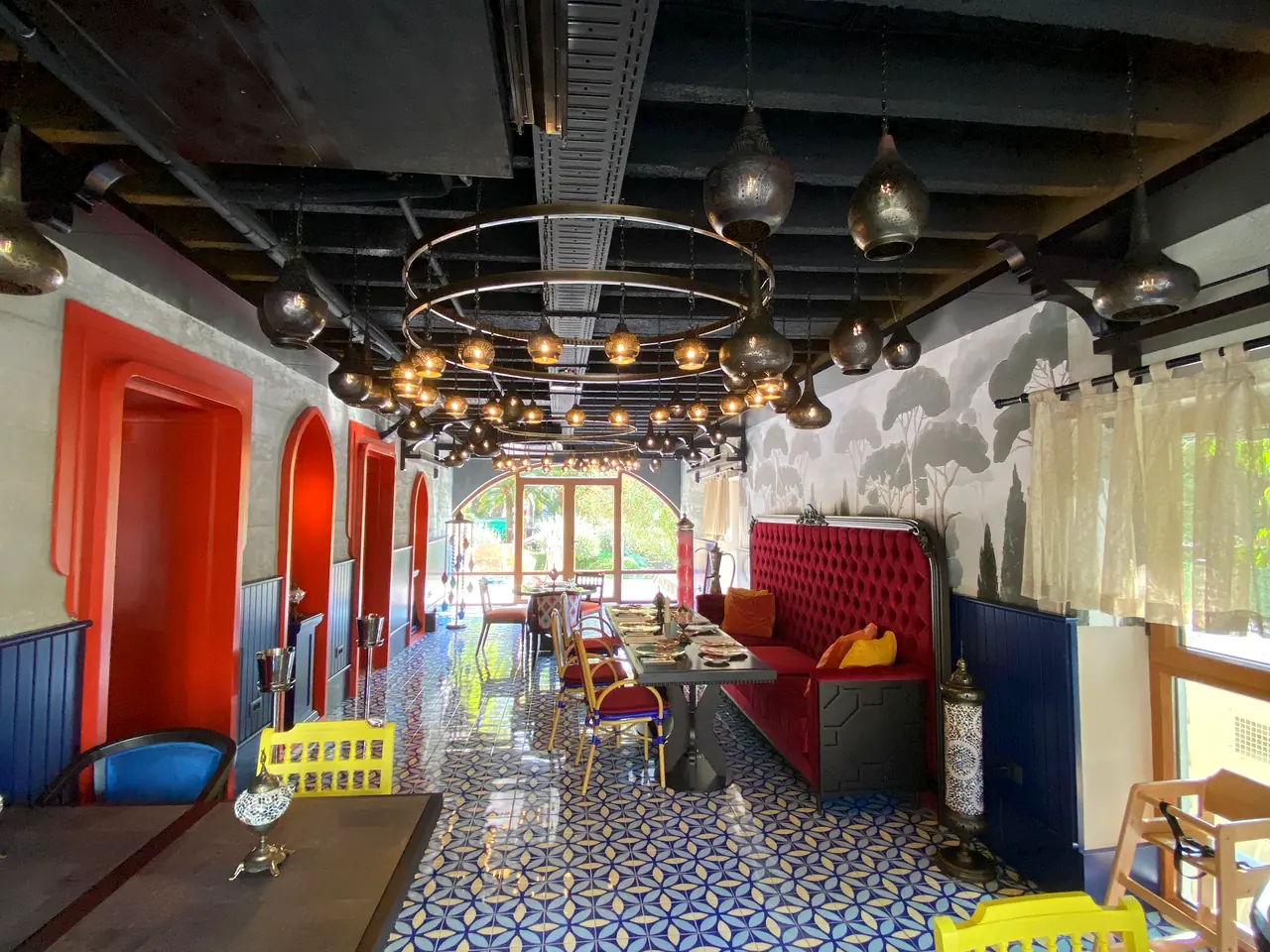 Merit Zaytoun — Halka avizeli uzun salon ve kırmızı kapitone koltuk