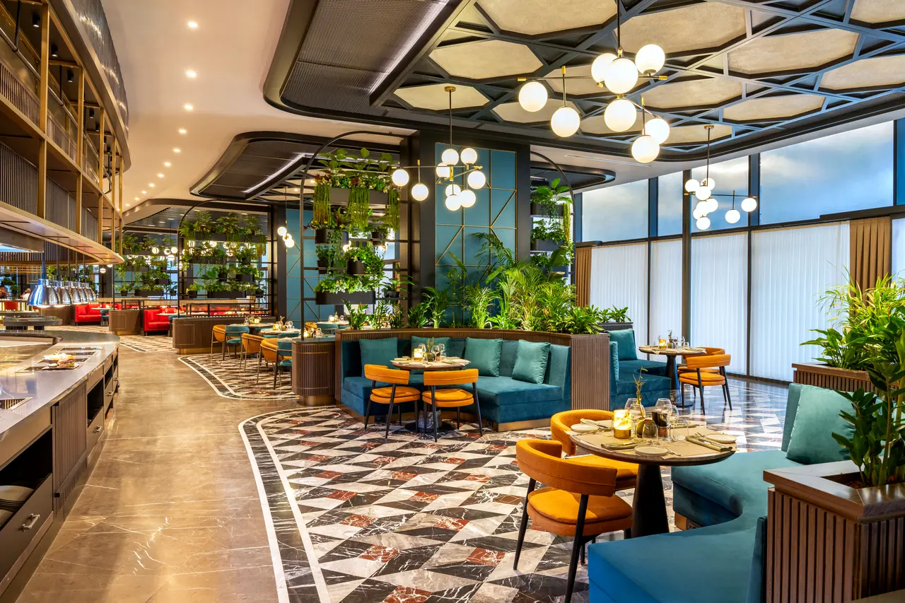 Mövenpick Marmara Sea — Restoran: geometrik zemin, bitkilerle bölünmüş oturma alanları