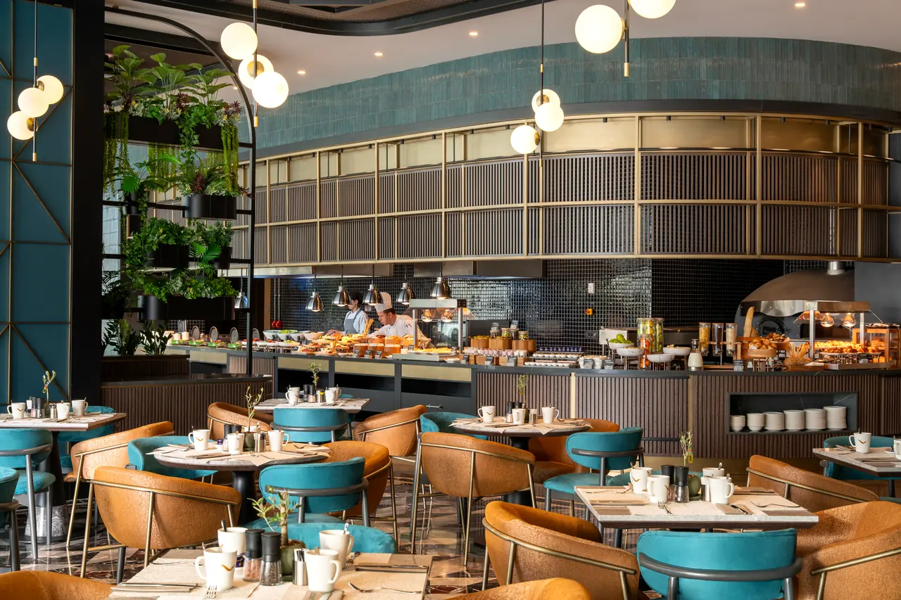 Mövenpick Marmara Sea — Restoran: açık mutfak önünde büfe ve masa düzeni